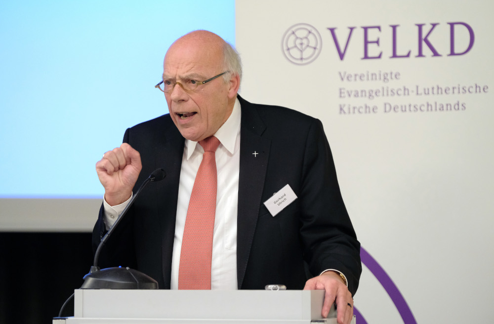 Bischof Gerhard Ulrich setzt sich auf der Generalsynode der Vereinigten Evangelisch-Lutherischen Kirche Deutschlands (VELKD) in Würzburg gegen Rechtspopulismus und Antisemitismus ein.