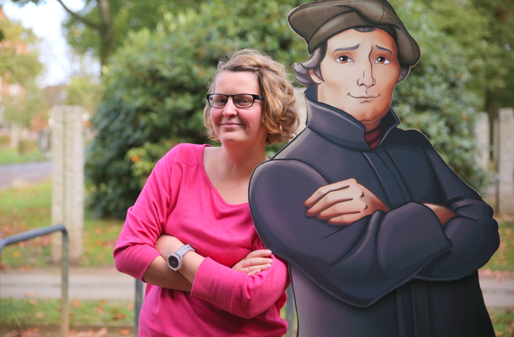 Anna Ihme mit einem Luther-Standposter.