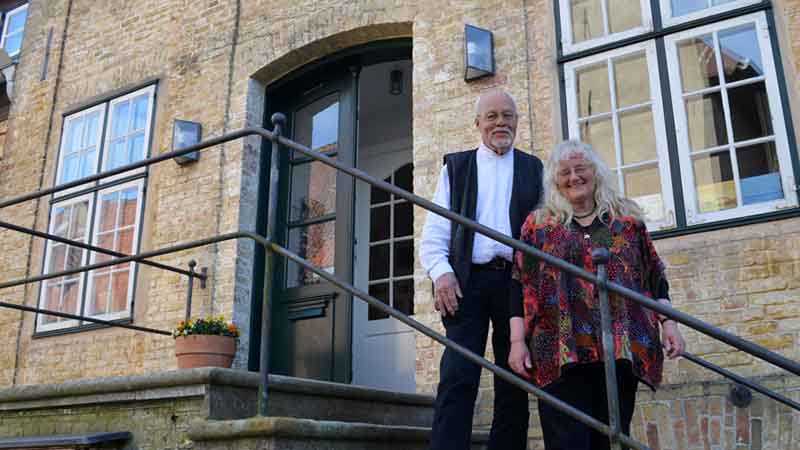 Gisela und Dr. Dieter Andresen vor dem Schleswiger Bibelzentrum