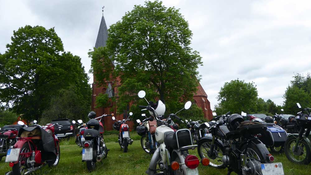 Zum Gottesdienst stellten die Biker des Jürgenstorfer Oldtimerclubs ihre Maschinen vor der Kirche ab