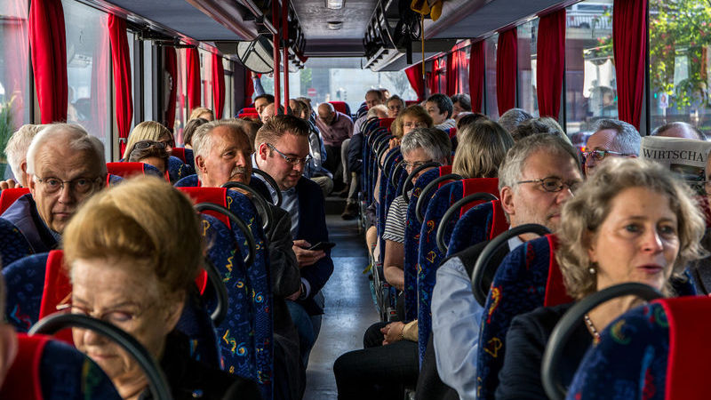 Im Bus reisen die Synodalen nach Braunschweig