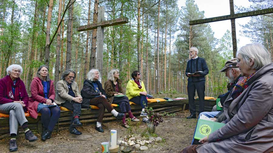 Der frühere Lüneburger Landessuperintendent Hans-Hermann Jantzen vor Zuhörern mitten im Wald beim "Gorlebener Gebet"