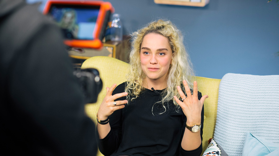 Jana Highholder bei Aufnahmen zum Youtube-Kanal "Jana"