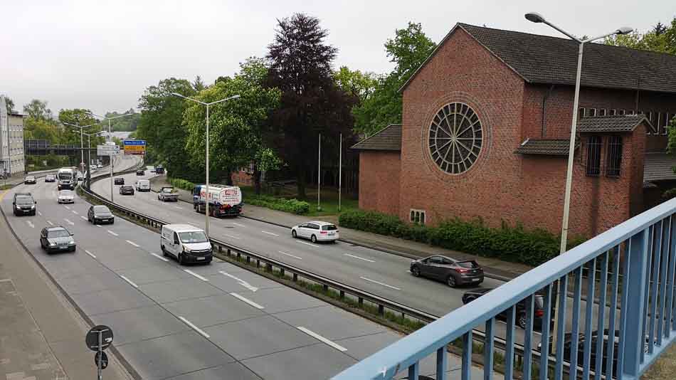 Das katholische Kloster liegt am viel befahrenen Theodor-Heuss-Ring