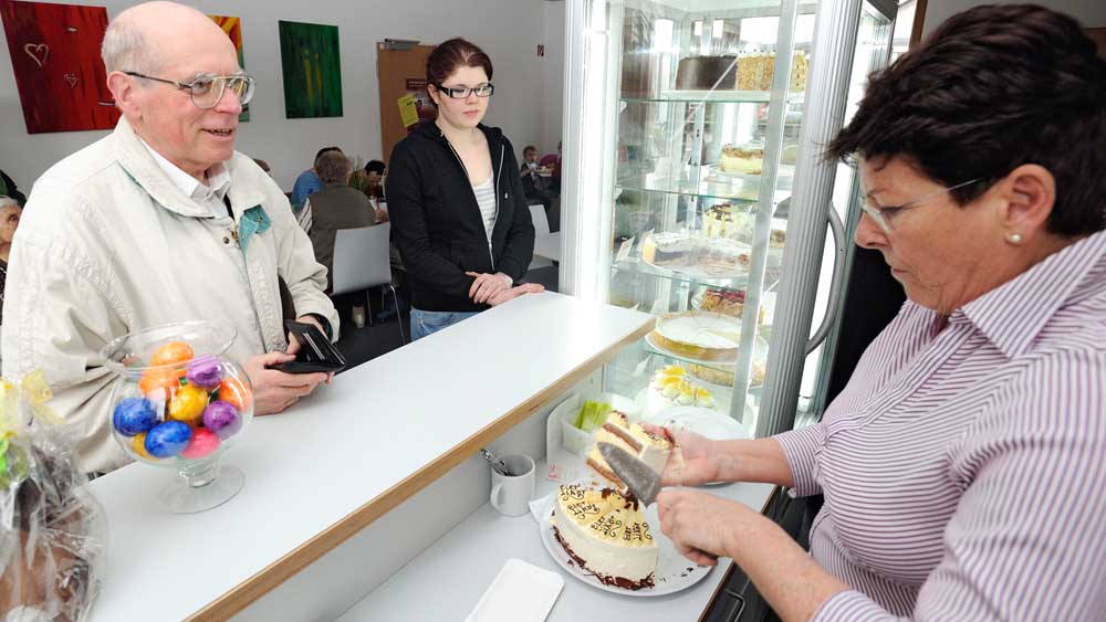 Auch Kuchenschneiden gehört zu den Aufgaben von Ehrenamtlichen