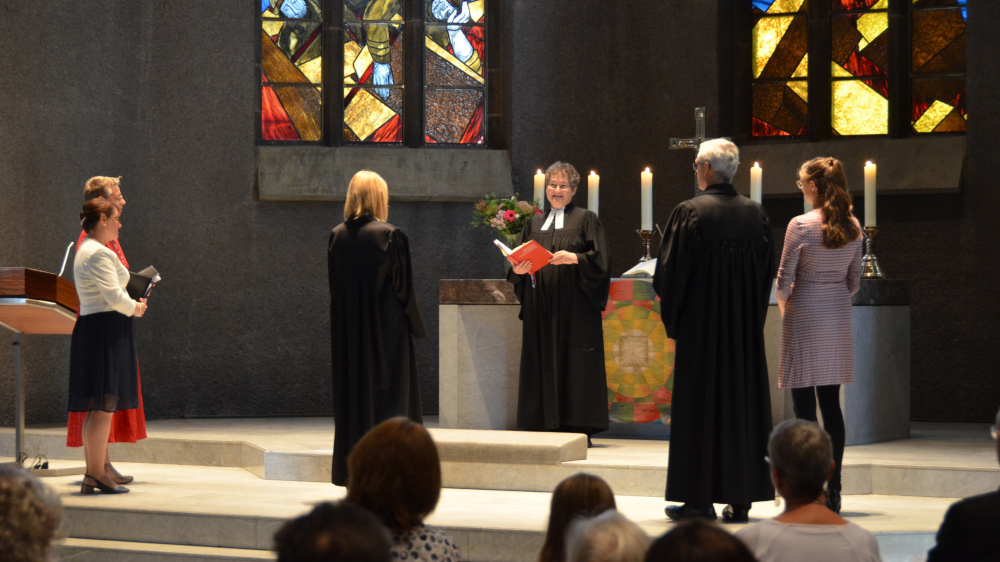 Ute Borchers (Mitte) trug bei ihrer Einführung als Prädikantin zum ersten Mal einen Talar. Für sie ein Zeichen der Anerkennung nach zwei Jahren Ausbildung.