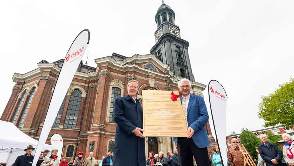 Haspa-Chef Harald Vogelsang (li.) und Michel-Hauptpastor Alexander Röder mit der 200.Tafel