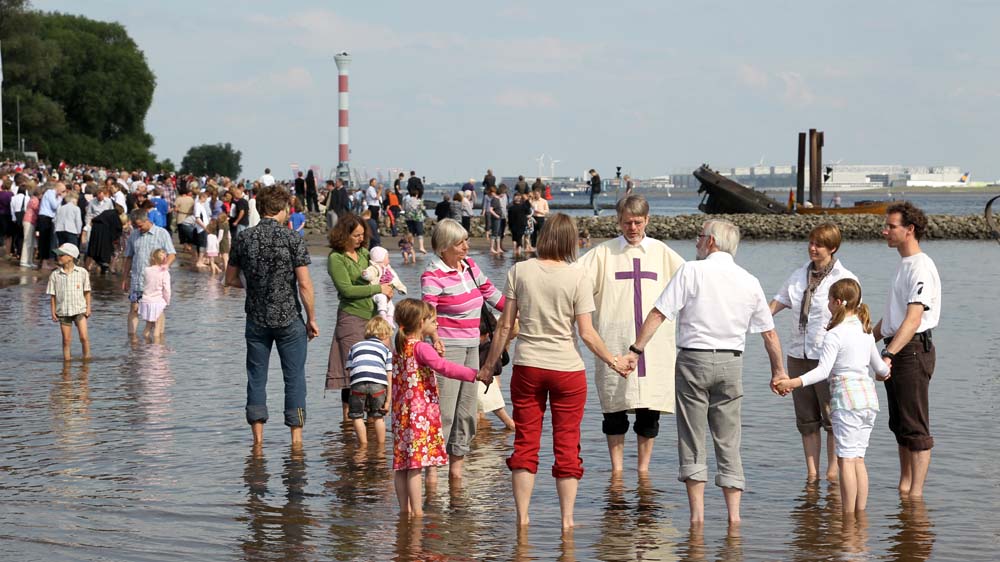 Schon 2011 gab es an der Hamburger Elbe ein Tauffest