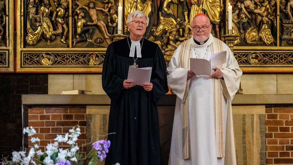 Der EKD-Ratsvorsitzende Heinrich Bedford-Strohm (li.) und Kardinal Reinhard Marx