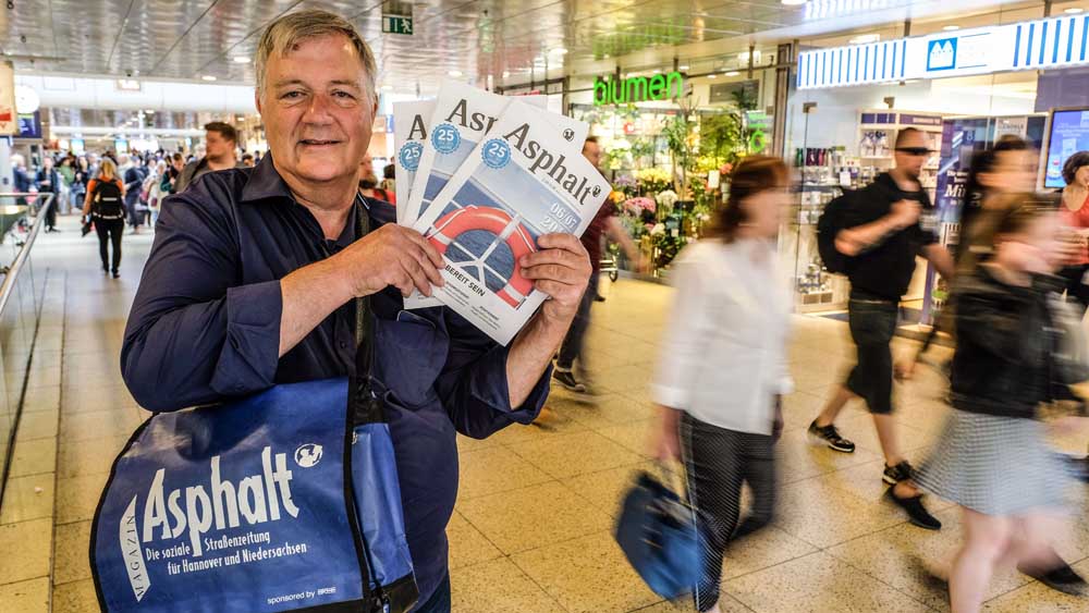 Ein Verkäufer mit Ausgaben von "Asphalt" (Archivbild)