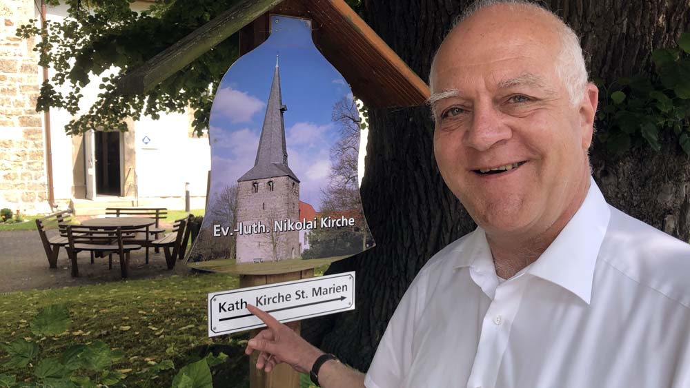 Pastor Peter Michael Wiegandt vor der evangelischen Nikolai-Kirche