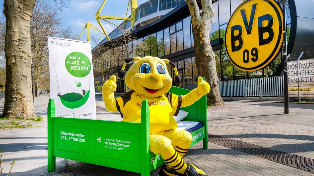 Auch Emma, das Maskottchen von Borussia Dortrmund, freut sich auf den Kirchentag