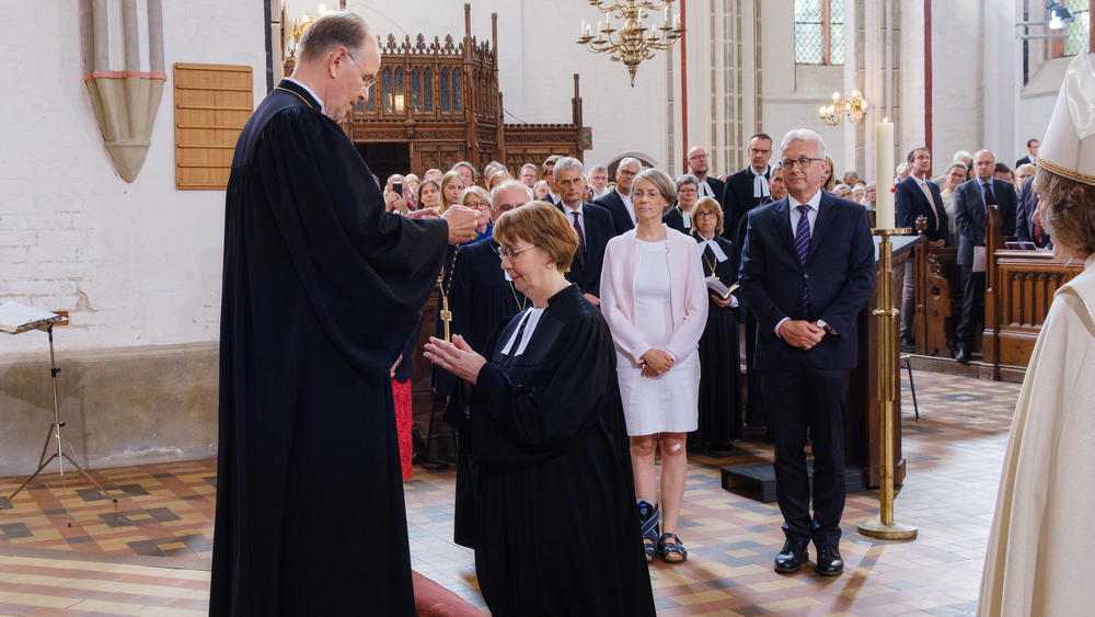 Landesbischöfin Kristina Kühnbaum-Schmidt erhält das Amtskreuz aus den Händen von Ralf Meister