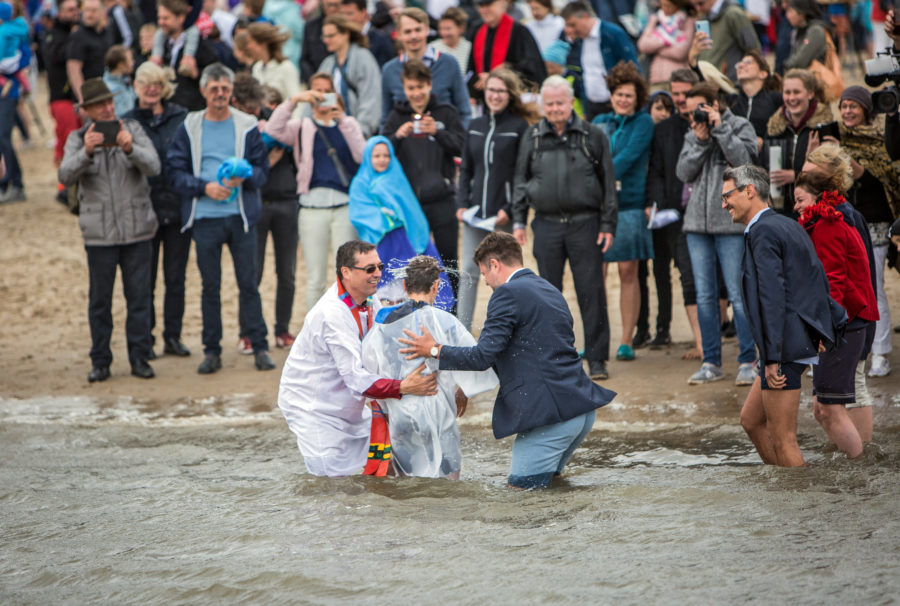 Mit Wasser aus der Elbe wird dieser Junge getauft