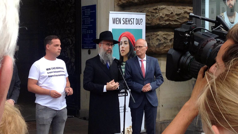 Vor dem Rathaus (v.l.): Daniel Sheffer von der Initiative, Landesrabbiner Shlomo Bistritzky und Bürgermeister Peter Tschentscher