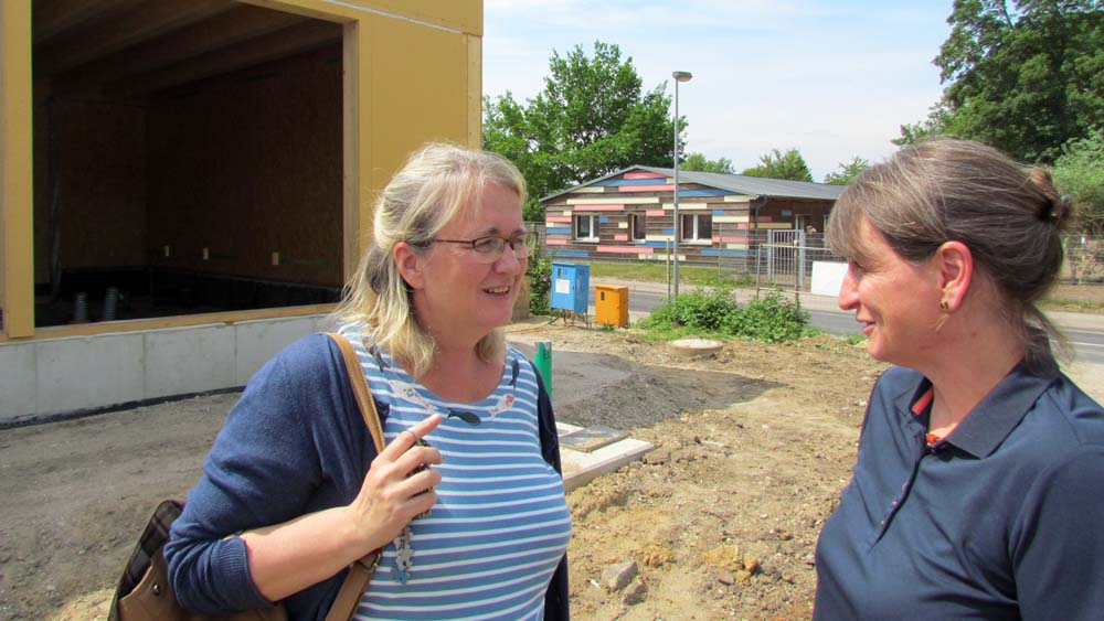 Schulleiterin Steffi Wolf und Bauleiterin Manuela Bünger (v. li.) sehnen die Fertigstellung des neuen Schulgebäudes herbei