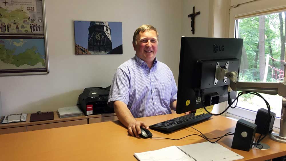 Hermann Straßberger an seinem Arbeitsplatz