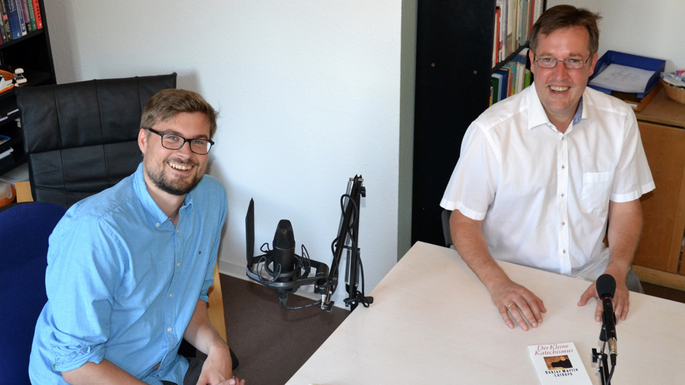 Podcast-Pastoren: Malte Detje (l.) und Knut Nippe nehmen die „Tischgespräche“ auf.