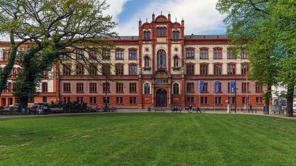 Blick auf das Hauptgebäude der Uni Rostock