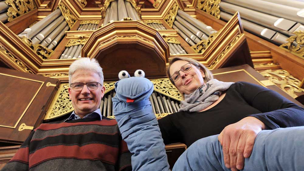 Anne-Katrin und Manuel Gera mit Orgelwurm Willibald, der auch in Stade Kinder erläutert, warum die Orgel ein tolles Instrument ist
