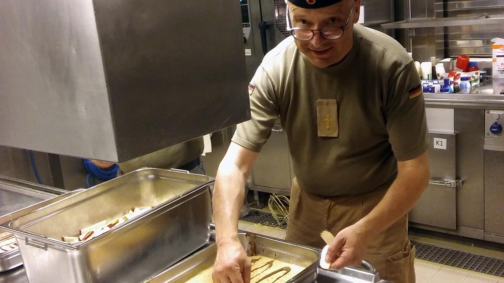 Militärpfarrer Ekkehart Woykos beim Kuchenbacken in der Kombüse