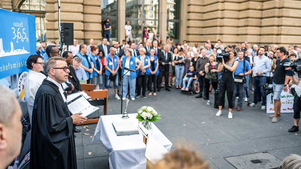 Carsten Baumann, Leiter der Bahnhofsmission, sprach vor Hunderten