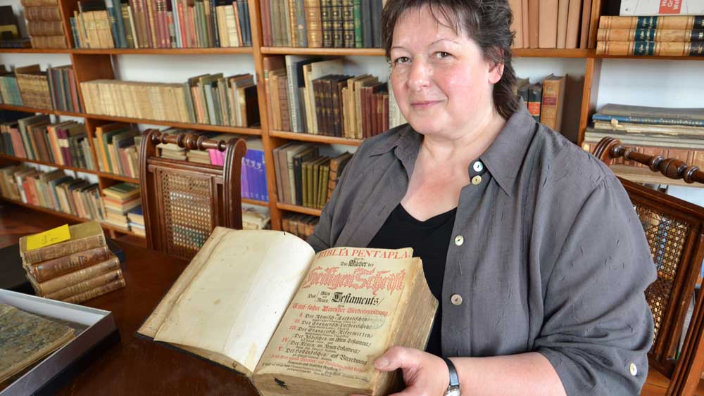 Lehrerin Kerstin Dolata zeigt die „Biblia Pentapla“ von 1711