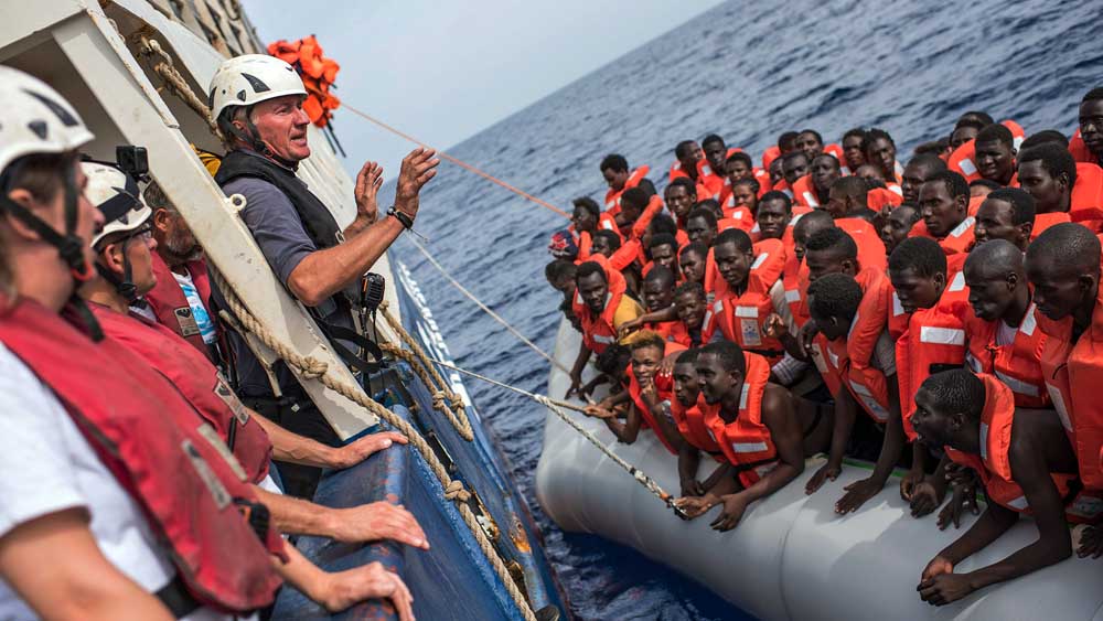 Flüchtlinge werden im Mittelmeer aus einem Schlauchboot gerettet