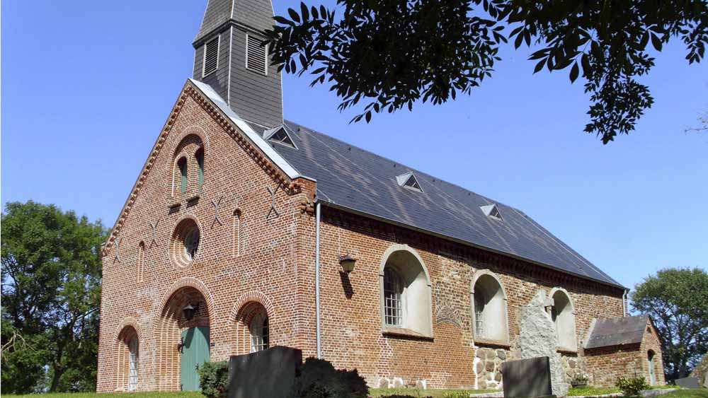 Über Dorfkirchen – wie hier in Vollerwiek auf der Halbinsel Eiderstedt – wird beim Leserdialog gesprochen