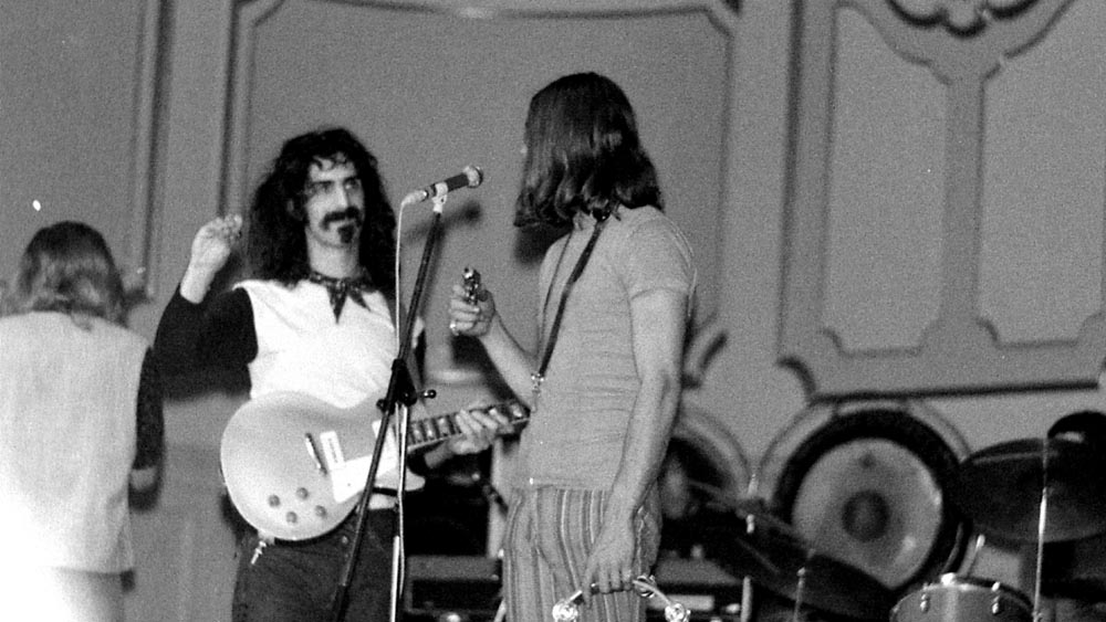 Frank Zappa 1968 bei einem Auftritt in der Hamburger Musikhalle