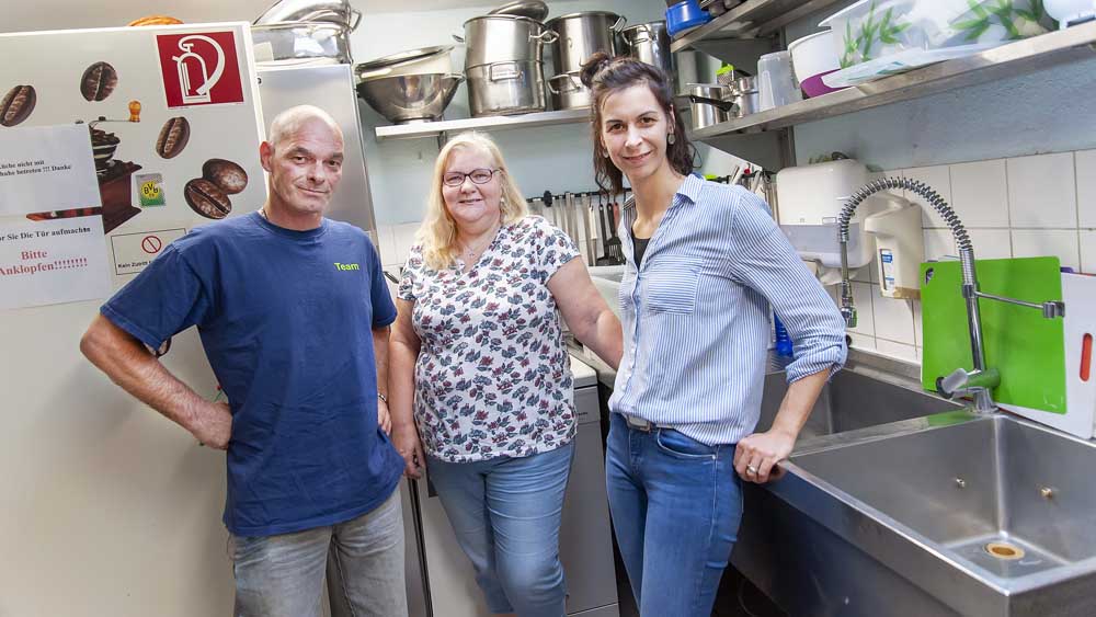 Die zwei Autoren Thomas Krücker und Heike Weiß mit der Projektkoordinatorin Jasmin Hinze (r.) in der Küche des Wolfsburger Tagestreff Carpe Diem