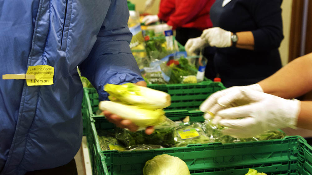 Ausgabe von Lebensmitteln an einer Tafel