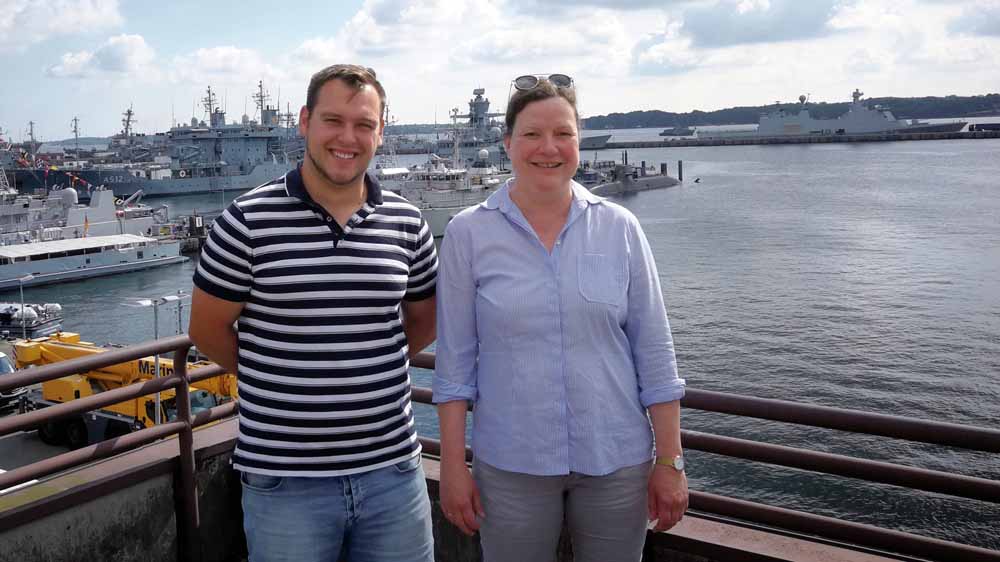 Militärpfarrerin Annette Seifert und ihr Pfarrhelfer Tobias Gollnau vor der Kieler Förde