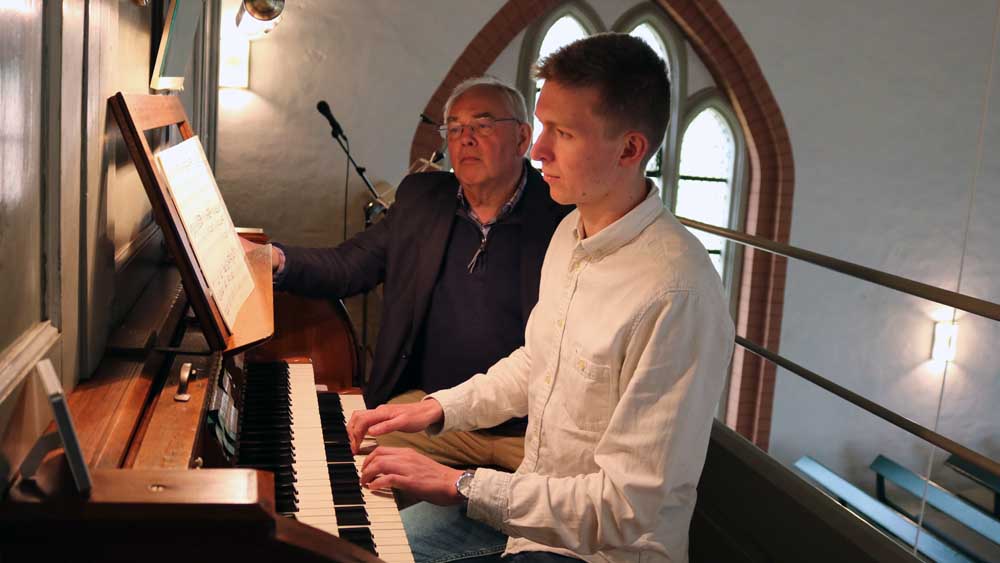 Der Kuppentiner Felix Krachenfels mit seinem Lehrer, Kantor Fritz Abs, an der Orgel in Lübz
