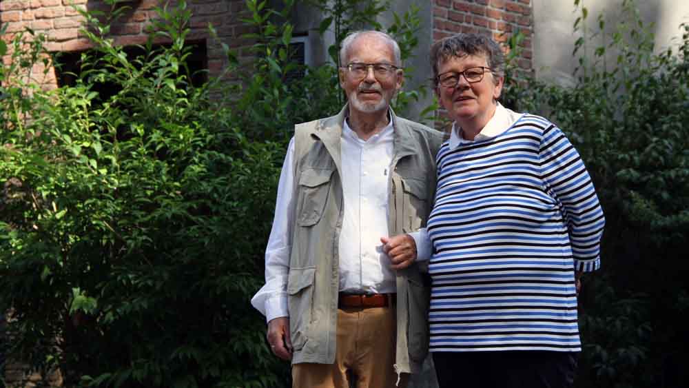 Gerhard Becker aus der Kirchengemeinde Farmsen-Berne und Pastorin Christa Usarski.