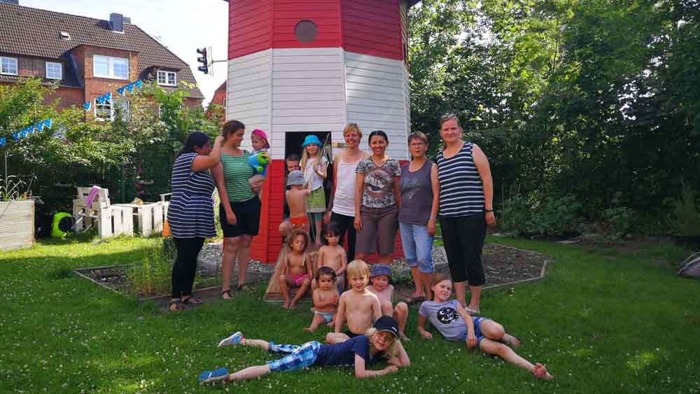 Jung und Alt machen beim Gartenprojekt der Kirchengemeinde Luther-Melanchthon in Lübeck mit