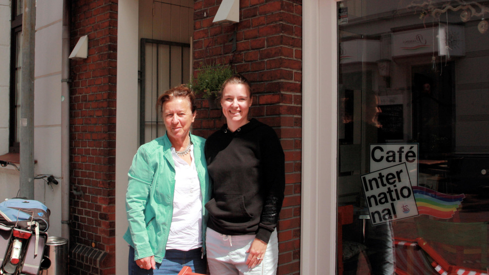 Im Café International kümmern sich Engeline Kramer (l.) und Joyce Simmerling mit vielen ehrenamtlichen Mitarbeitern um Geflüchtete und leisten so einen Beitrag zur Integrationsarbeit.