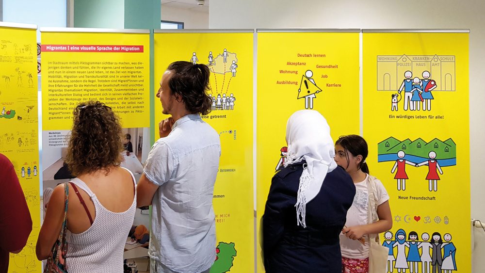 Das Künstlerkollektiv „Migrantas“ erarbeitet aus Zeichnungen von Geflüchteten Piktogramme, die in Ausstellungen und auf Plakaten gezeigt werden.