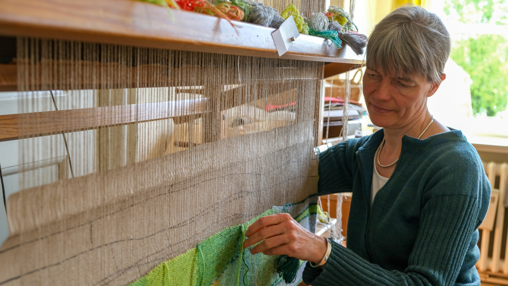 Kathrin Niemeyer am Webstuhl. Sie leitet die Paramentenwerkstatt im Ratzeburger Dom, die es bereits seit 65 Jahren gibt.