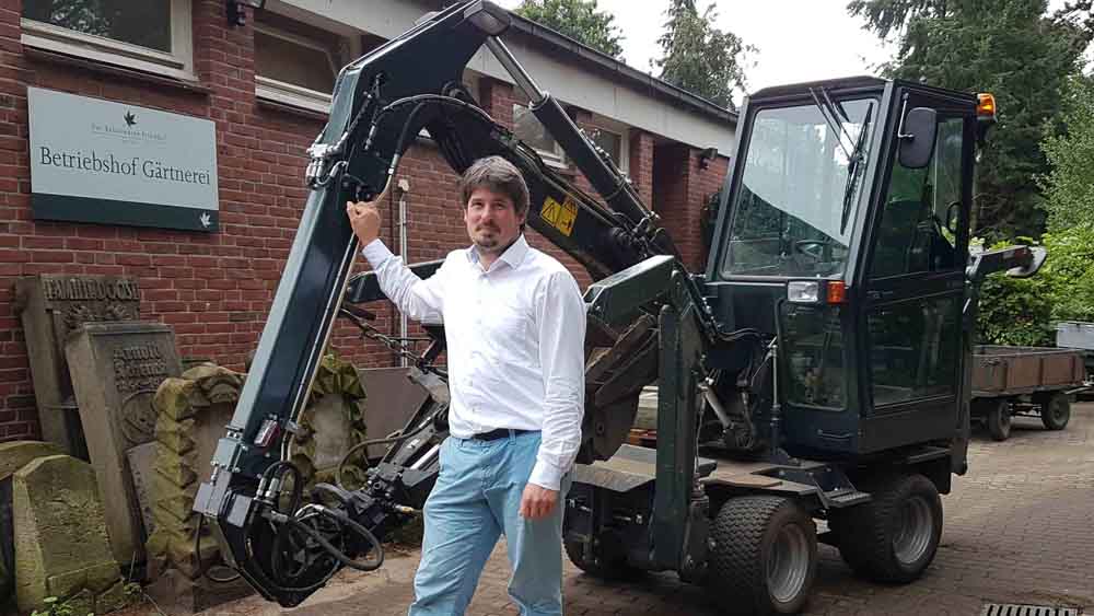 Friedhofsverwalter Matthias Habel  vor einem Friedhofsbagger