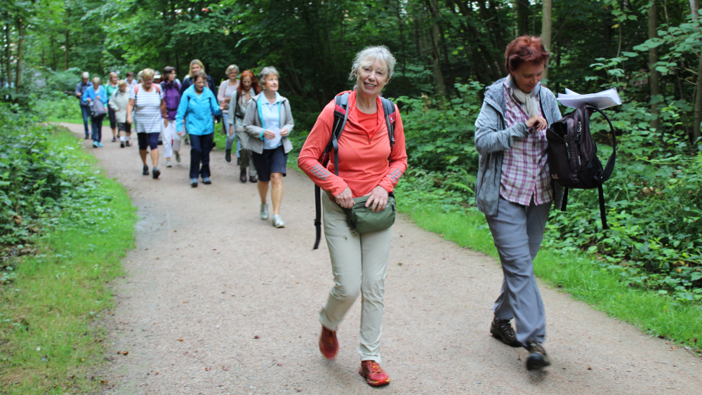 Die Pilgertour durch den Volksdorfer Wald haben Vivian Reuther (l.) und Susan Heit organisiert.
