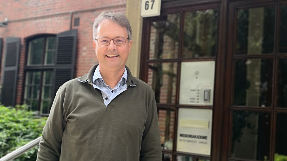 Der neue Studienleiter Anton Knuth vor der Missionsakademie an der Uni Hamburg.