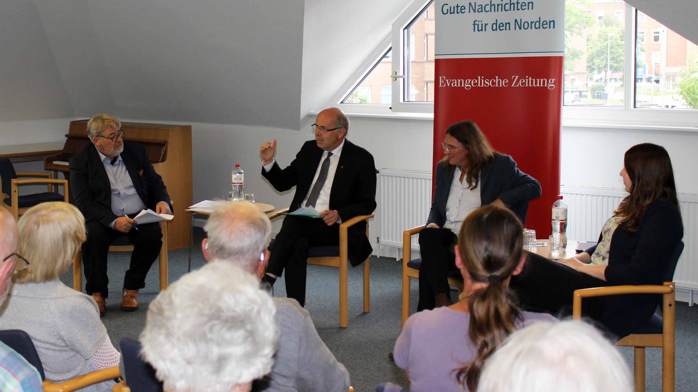 Im Gespräch (v.l.): Chefredakteur Tilman Baier, Bischof Gothart Magaard, Pastorin Wiebke Böckers und Annabell Pescher, jüngste Synodale der Nordkirche