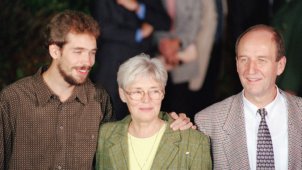 Familie Wallert am 12.09.2000 endlich wieder vereint vor ihrem Haus am Göttinger Mittelbergring (von links: Marc, Renate, Werner). 
