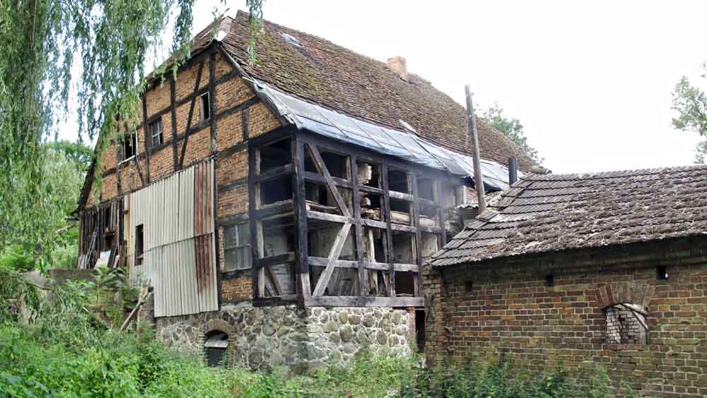 Pastor Christian Bauer hat die alte Mühle in Roidin gekauft und will sie restaurieren. Später soll eine günstige Herberge in dem denkmalgeschützten Gebäude entstehen.