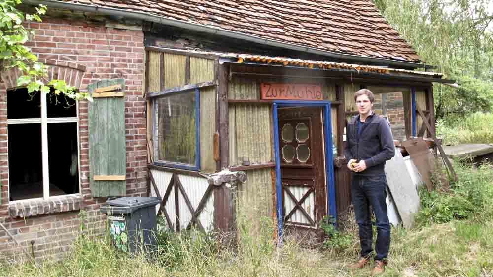 Pastor Christian Bauer vor der alten Mühle in Roidin bei Demmin