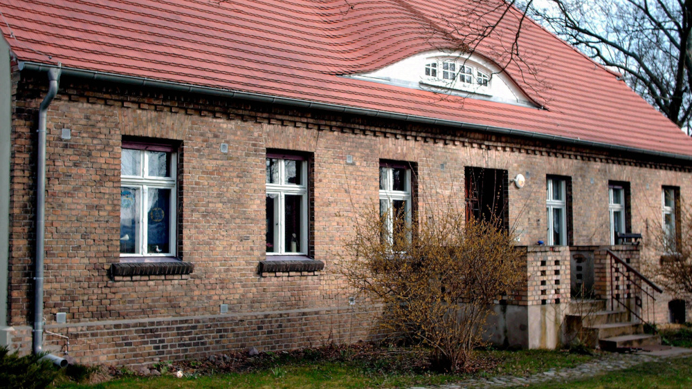 Das evangelische Pfarrhaus im nördlich von Berlin gelegenen Ort Schwante. Hier wurde am 7. Oktober 1989 die Sozialdemokratische Partei (SDP) von 43 Frauen und Männern aus fast allen Bezirken der damaligen DDR wiedergegründet.