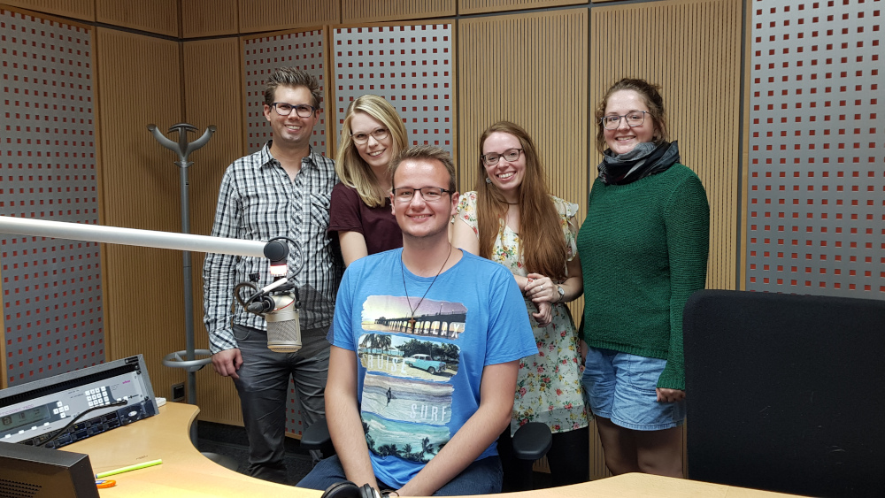 Neues Betätigungsfeld: Die angehenden Diakone Marvin Schulze, Isabelle Willemsen, Tobias Macho, Jaira Hoffmann und Thordis Paulsen (v.l.) nehmen ihre Andachten im Studio auf.