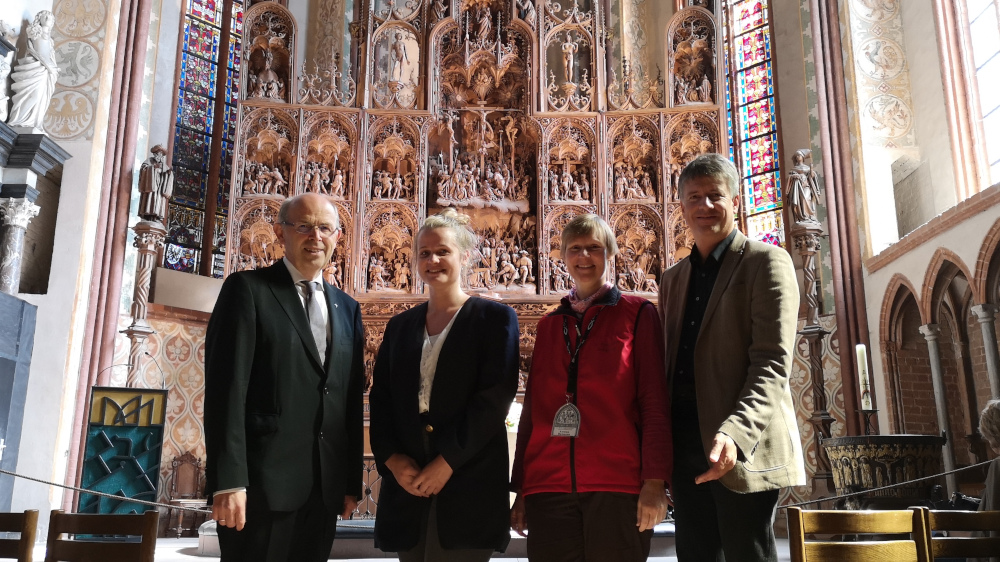 Besondere Dom-Momente gefragt: Bischof Gothart Magaard, Fundraiserin Janna Pleines, Kirchenpädagogin Kirsten Buhmann und Pastor Michael Dübbers (v.l.) vor dem Brüggemann-Altar.