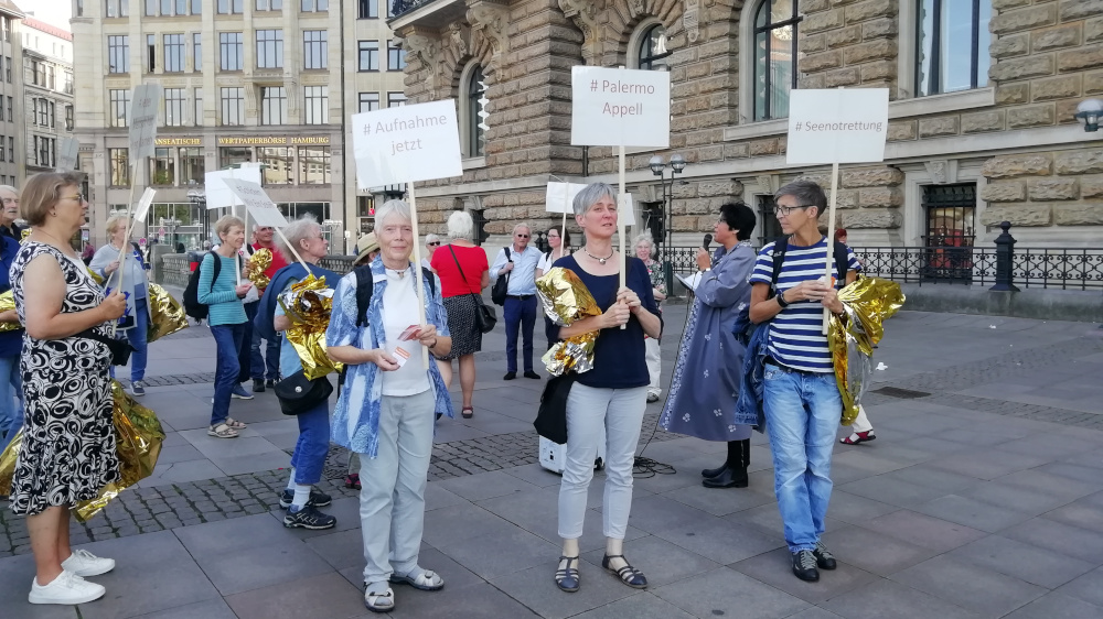 Marsch von St. Petri bis zum Rathaus: Im Hamburger Zentrum warben zum Auftakt einer Demonstrationsreihe rund 30 Teilnehmer für eine humanere Migrationspolitik.